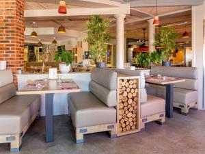 un restaurante con 2 mesas y sillas y una barra en ibis Poitiers Sud, en Poitiers