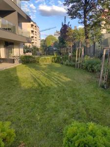 ein Rasenplatz in der Mitte eines Gebäudes in der Unterkunft The Courtyard 2Bdrm Apartment in Sofia
