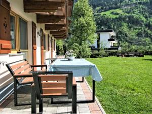 einen Tisch und zwei Stühle auf einer Terrasse in der Unterkunft Apartment Apartment Wallischer Johann by Interhome in Aschau