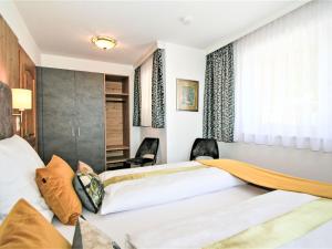 ein Hotelzimmer mit einem Bett und einem Fenster in der Unterkunft Apartment Apartment Wallischer Johann by Interhome in Aschau