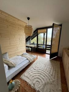 een slaapkamer met een bed en een tapijt bij Flatista Homes - Penthouse with Rooftop Gym in München