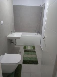 A bathroom at Deea&Vio Kronbau
