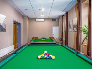 a billiard room with a pool table at Mercure Czestochowa Centrum in Częstochowa