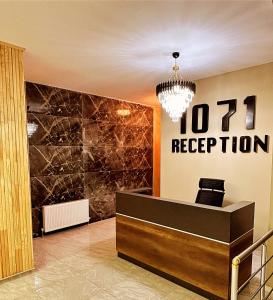 a lobby of a hotel with a reception desk at Ahlat 1071 Otel&Restaurant in Erkizan