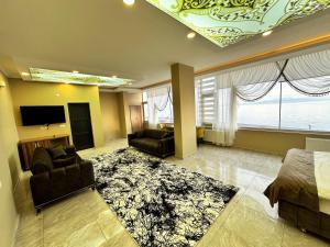 ein großes Wohnzimmer mit einem Sofa und einem TV in der Unterkunft Ahlat 1071 Otel&Restaurant in Erkizan