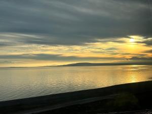 een zonsondergang boven een grote hoeveelheid water bij Ahlat 1071 Otel&Restaurant in Erkizan