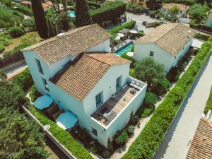 eine Luftaufnahme eines Hauses mit Swimmingpool in der Unterkunft Hotel le Mandala in Saint-Tropez