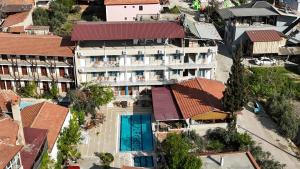 eine Aussicht auf ein Gebäude in einer Stadt in der Unterkunft shah sultan Ozturk Hotel in Pamukkale