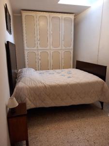 Giường trong phòng chung tại La Chimera