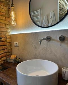 y baño con lavabo blanco y espejo. en Podere Bellavista en San Gimignano