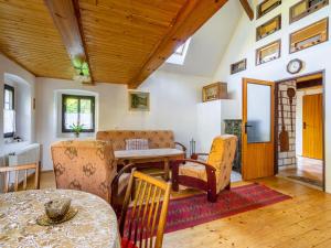 Posezení v ubytování Holiday Home Horní Prysk by Interhome
