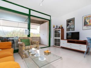 TV a/nebo společenská místnost v ubytování Apartment Mediterrani-4 by Interhome