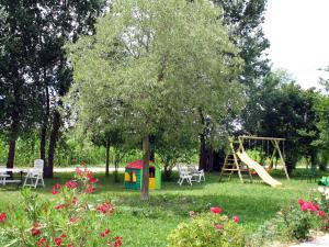 park ze zjeżdżalnią i placem zabaw w obiekcie Apartment Agriturismo Rechsteiner by Interhome w mieście Abbazia