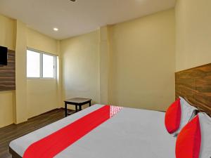 1 dormitorio con 1 cama grande y TV en OYO Flagship 81128 Hotel Preet Palace, en Ranchi