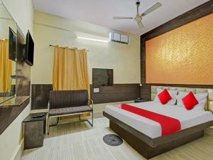 a hotel room with a bed and a chair at OYO Flagship 81128 Hotel Preet Palace in Rānchī