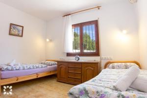 1 dormitorio con 2 camas, lavabo y ventana en Villa Nani by Abahana Villas, en Calpe