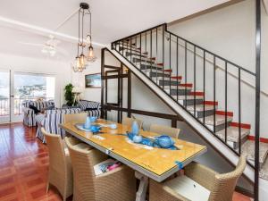 una sala da pranzo con tavolo e scala di Holiday Home Pompeu Fabra by Interhome a Llança