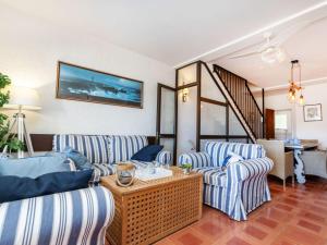 un soggiorno con 2 divani a righe blu e bianche di Holiday Home Pompeu Fabra by Interhome a Llança