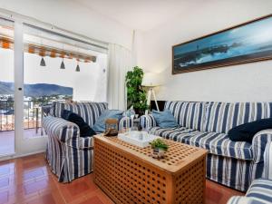 un soggiorno con 2 divani e un tavolo di Holiday Home Pompeu Fabra by Interhome a Llança