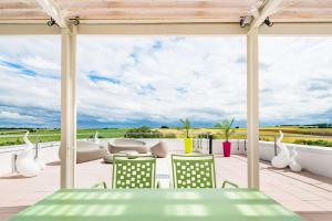 eine Terrasse mit einem Tisch und Stühlen auf einer Terrasse in der Unterkunft Best Western Hotel Bad Rappenau in Bad Rappenau