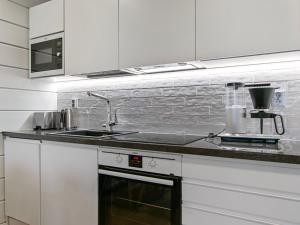 Köök või kööginurk majutusasutuses Holiday Home Naava chalet 102 by Interhome