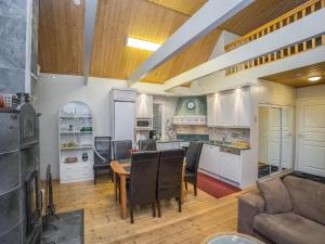 Köök või kööginurk majutusasutuses Holiday Home Villa virppa by Interhome