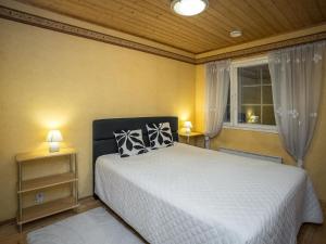Ein Bett oder Betten in einem Zimmer der Unterkunft Holiday Home Villa virppa by Interhome