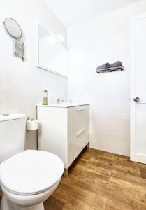 een witte badkamer met een toilet en een wastafel bij Studio with shared pool furnished terrace and wifi at Costa Teguise in Costa Teguise