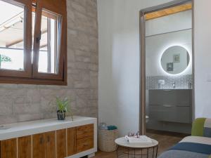 La salle de bains est pourvue d'une baignoire, d'un lavabo et d'un miroir. dans l'établissement Holiday Home Mamasica by Interhome, à Ingenio