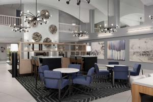un comedor con mesas y sillas azules en Homewood Suites by Hilton Reading-Wyomissing, en Wyomissing
