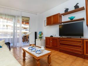 - un salon avec une télévision et une table basse dans l'établissement Apartment Marina by Interhome, à Cambrils