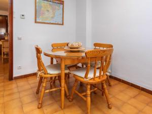 - une table à manger avec 2 chaises et une plaque de cuisson dans l'établissement Apartment Marina by Interhome, à Cambrils