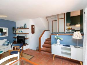 een woonkamer met een bank en een tafel bij Holiday Home Vayreda by Interhome in Begur