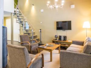 TV a/nebo společenská místnost v ubytování Holiday Home Vuokatinranta suite 2 b by Interhome
