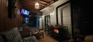sala de estar con chimenea y TV en ihlamur konağı Junior villas en Sapanca