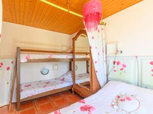 Ένα ή περισσότερα κρεβάτια σε δωμάτιο στο Holiday Home Coquelicot by Interhome