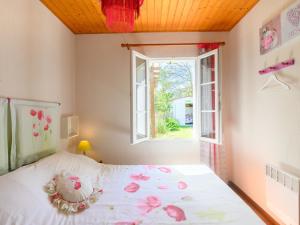 een slaapkamer met een bed en een raam bij Holiday Home Coquelicot by Interhome in Noirmoutier-en-l'lle