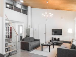 TV a/nebo společenská místnost v ubytování Holiday Home Vuokatinranta suite 4 b by Interhome