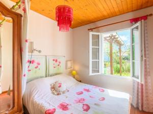 Ένα ή περισσότερα κρεβάτια σε δωμάτιο στο Holiday Home Coquelicot by Interhome