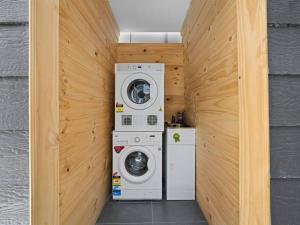 a laundry room with a washer and a washing machine at 3 Bdrms Sydney CBD & Central station & Chinatown in Sydney