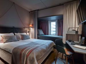 una camera con letto e scrivania con computer di Downtown Camper by Scandic a Stoccolma