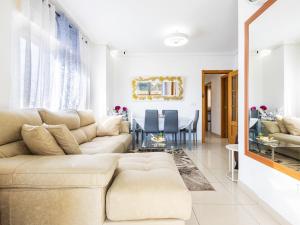 een woonkamer met een bank en een eetkamer bij Apartment Vistamar II - Marina d'Or by Interhome in Oropesa del Mar