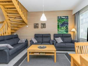 Una sala de estar con dos sofás y una mesa. en Holiday Home Moitakuru a23 by Interhome, en Saariselkä