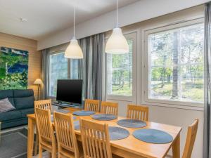 Un comedor con mesa y sillas en Holiday Home Moitakuru a23 by Interhome, en Saariselkä 11 fotos más