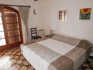 Ένα ή περισσότερα κρεβάτια σε δωμάτιο στο Villa Les Oliveres by Interhome