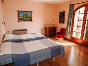 una camera con letto e sedia rossa di Villa Les Oliveres by Interhome a Llança