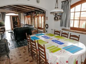 tavolo da pranzo con tovaglia bianca di Villa Les Oliveres by Interhome a Llança