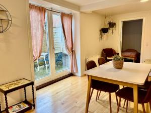 uma sala de estar com uma mesa de jantar e uma mesa em 300meter walk to LEGO house - 70m2 apartment with garden em Billund
