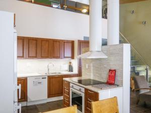 Kuchyň nebo kuchyňský kout v ubytování Holiday Home Vuokatinranta suite 2 d by Interhome