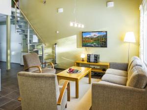TV a/nebo společenská místnost v ubytování Holiday Home Vuokatinranta suite 2 d by Interhome